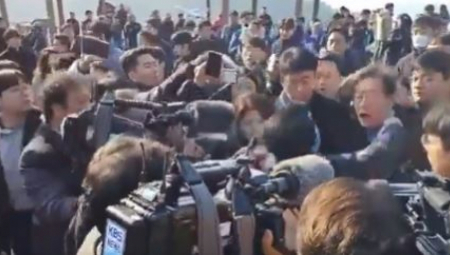 IDENTIFIKOVAN NAPADAČ NA OPOZICIONOG LIDERA U JUŽNOJ KOREJI  Koristio nož dugačak 18 cm (VIDEO)