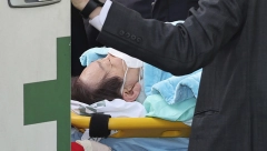 (UZNEMIRUJUĆI VIDEO) HOROR U JUŽNOJ KOREJI Opozicioni lider napadnut nožem (FOTO)
