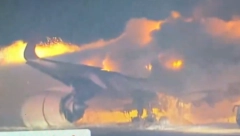 KAKO JE 379 PUTIKA EVAKUISANO ZA SAMO 90 SEKUNDI? Plamen je zahvatio ceo avion, uspeli su da izađu u poslednjem trenutku (VIDEO)