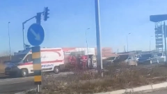 ŠOKANTNO! AUTO SE PREVRNUO NA BOK NA SEMAFORU Jeziva nesreća u Zemunu (FOTO)