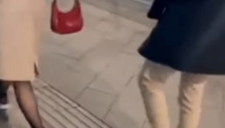 "ODMA' SE UDAJ ZA NJEGA" Na dočeku na Slaviji momak patike dao devojci, a on hoda bos