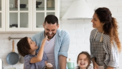 "ZA MAME NE VAŽE ISTI STANDARDI" Viralni video koji pokazuje razlike u percepciji majki i očeva izazvao burne reakcije