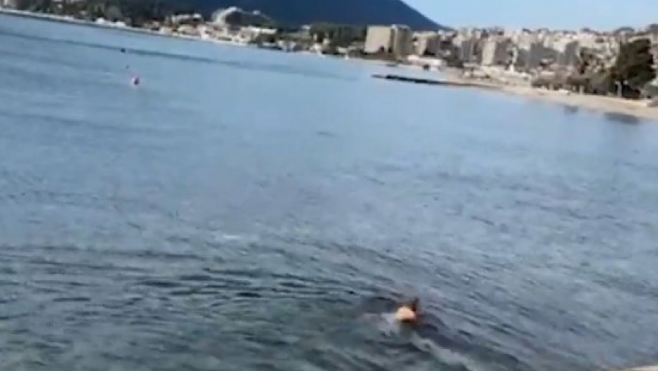 NOVOGODIŠNJE KUPANJE Žena u Herceg Novom skunula se u kupaći i uživa plivajući