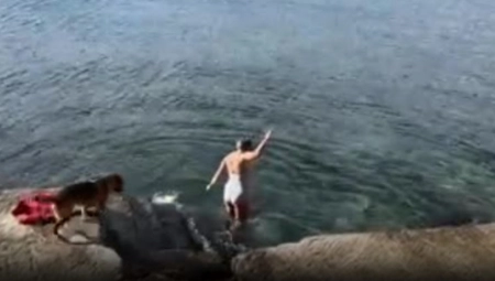 OVAKO IZGLEDA NOVOGODIŠNJE KUPANJE U HERCEG NOVOM Napolju 14 stepeni, žena se skinula u kupaći pa se bućnula