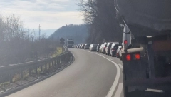 "KOLONE VOZILA SE PRUŽAJU U NEDOGLED" Ogromne gužve kod Zlatibora (FOTO)