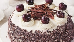 ŠVARCVALD TORTA Ime je dobila po višnjevači, a popularnost joj s godinama samo raste