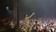 NISAM IMALA PODRŠKU RODITELJA, OTAC TO NIJE PODNOSIO Naša pevačica detinjstvo provela pored bake i deke na selu, priznala sve!