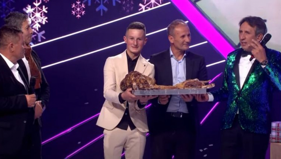 NIKAD NIJE KASNO ZA JAGNJETINU Žiki stiglo pečenje u studio, a njegova reakcija je hit