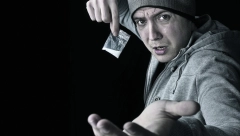 GRAM PINK KOKAINA SE VALJA ZA 100 EVRA NA ULICI Opaka droga stigla iz Kolumbije i preplavila Srbiju