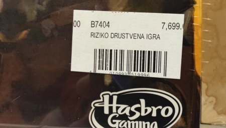 PRODAVCI ODRALI RODITELJE TOKOM PRAZNIKA Društvena igra uz koju su mnogi odrasli košta neverovatnih 7.699 dinara!