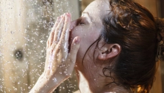 MOŽE DA UMRE OD ČAŠE VODE Devojka (23) ima užasnu bolest, čak joj i tuširanje izaziva jezive bolove