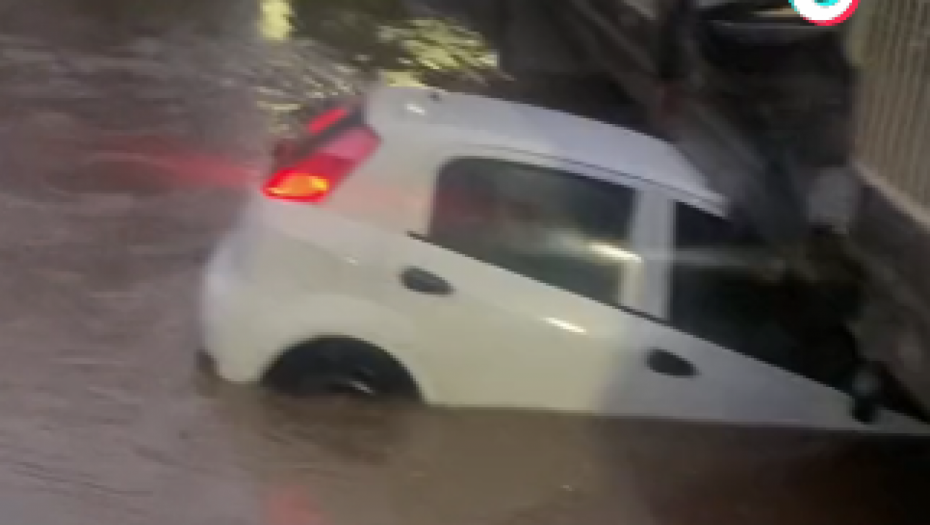 ŽENA VRIŠTI, DRŽI DEVOJČICU (3) U AUTOMOBILU KOJI TONE! Momak pritrčava u poslednji čas i hvata dete... (VIDEO)
