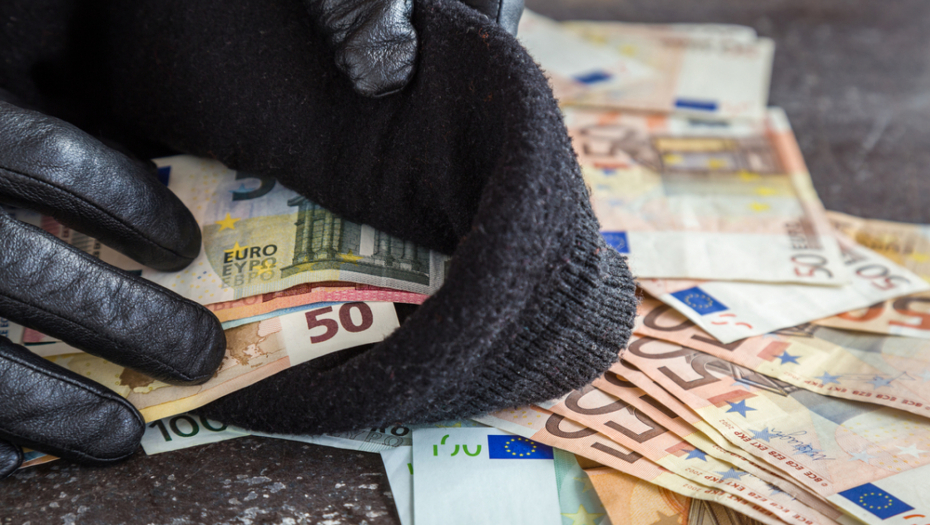 UPAO U BANKU S PIŠTOLJEM I TRAŽIO PARE Službenica mu rekla jednu stvar, on se dao u beg - nemačka policija traga za počiniocem