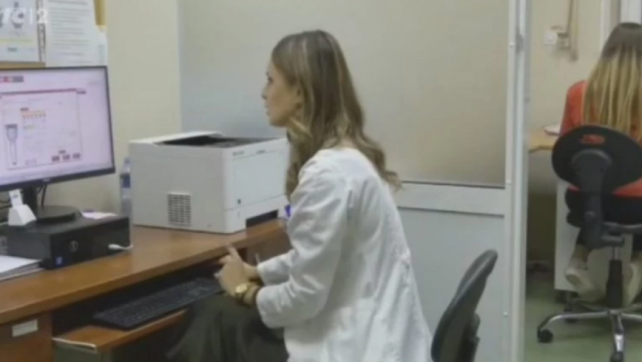 SUPRUGA POZNATOG VODITELJA PLENI IZGLEDOM Pojavila se na televiziji, pa sve bacila u senku!