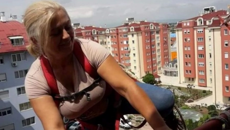 VASKA JE NIŠKI SPAJDERMEN! ŠETA PO KROVOVIMA KAO MAČKA Pogodite čime se bavi ova majka i baka iz Niša