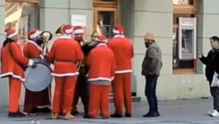 SNIMAK KOJI JE OBIŠAO CELU SRBIJU Muškarac izašao iz banke, pa okupio trubače: Imao je poseban razlog za slavlje! (VIDEO)