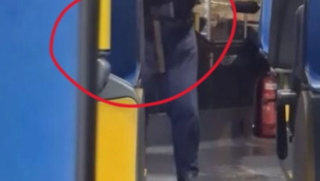 PORANILA PO BADNJAK ILI PO DEDU IZ KAFANE?! Baba sa hladnim oružjem kroz gradski prevoz! Pljušte komentari: Ovo sam ja za 30 godina!