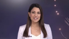 NAORUŽANA ČITALA VESTI Voditeljka ušetala u studio i šokirala sve - Šta joj je to za pojasom?