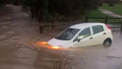 JEZIV PRIZOR TOKOM OLUJE Majka sa ćerkicom (3) u automobilu koji nosi bujica, voda ulazi sa svih strana (VIDEO)