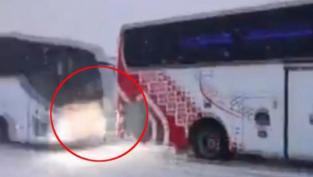 STRAVIČAN LANČANI SUDAR U TURSKOJ Pogledajte kako se autobus "zakucao" u drugo vozilo, ima mrtvih (VIDEO)