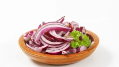 SALATA OD CRNOG LUKA Osvežavajuća, a slaže se sa raznim jelima, posebno ide uz roštilj