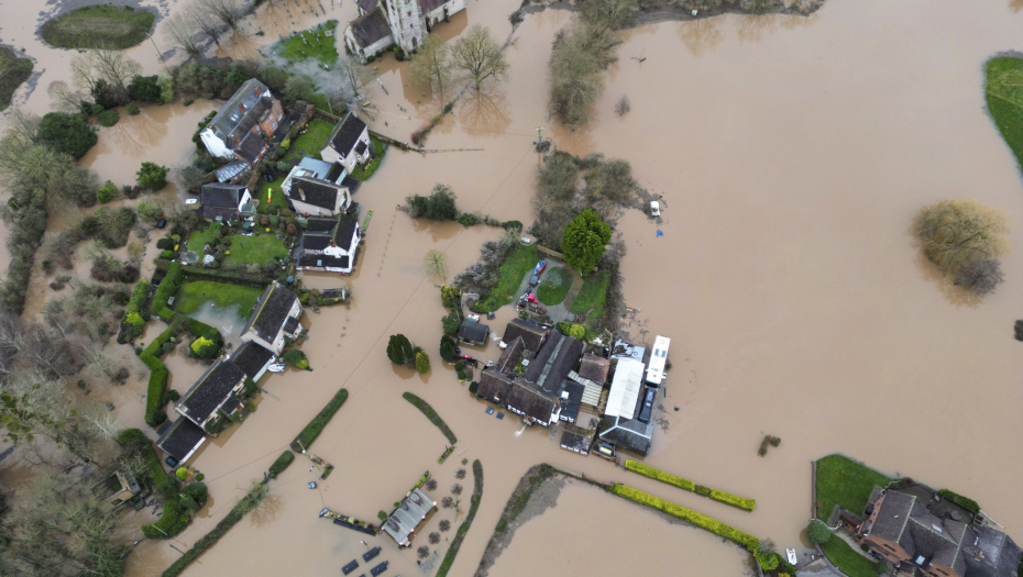 OLUJA HENK NOSI SVE PRED SOBOM Ljudi ginu, poplavljene kuće, putevi, naređena evakuacija (FOTO)