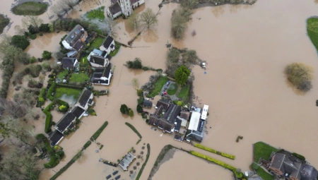 OLUJA HENK NOSI SVE PRED SOBOM Ljudi ginu, poplavljene kuće, putevi, naređena evakuacija (FOTO)