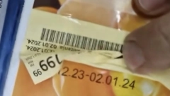 PRODAVNICE PODVALJUJU KUPCIMA JAJA SA ISTEKLIM ROKOM Trgovci sramno varaju potrošače, ovaj snimak zgrozio je mnoge!