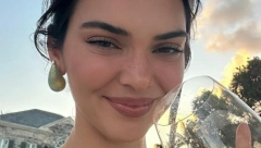 KENDAL DŽENER IZGLEDA KAO BOGINJA U narandžastom bikiniju pokazala svoju zanosnu figuru, fotkama zapalila Instagram