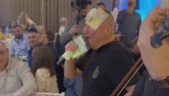 ĐANI NE MOŽE DA DRŽI MIKROFON OD NOVČANICA Folkeru lepe evre na čelo, ljudi u neverici!