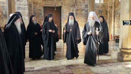 PATRIJARH PORFIRIJE POSETIO DEČANE "Bez molitve, bez duhovnog podviga, ne možemo postići ništa"