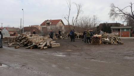 UMESTO BADNJAKA, SPREMALI DA PALE GUME, KOMŠIJE BESNE: "Bolje da date drva ugroženim porodicama!" Šta biste uradili na njihovom mestu?