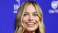 SENZACIONALNO IZDANJE MARGO ROBI Barbi zasenila sve prisutne u roze haljini koja je istakla njenu zanosnu figuru