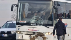 AUTOBUS SE ZAKUCAO U AUTOMOBIL PRILIKOM PRETICANJA Stravična nesreća u Futogu, vozilo završilo u njivi