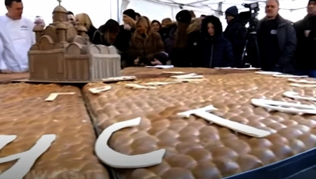 EVO KADA JE LOMLJENJE ČESNICE ISPRED HRAMA SVETOG SAVE! U česnici će biti 33 zlatna dukata! Dele se krstići i paketići