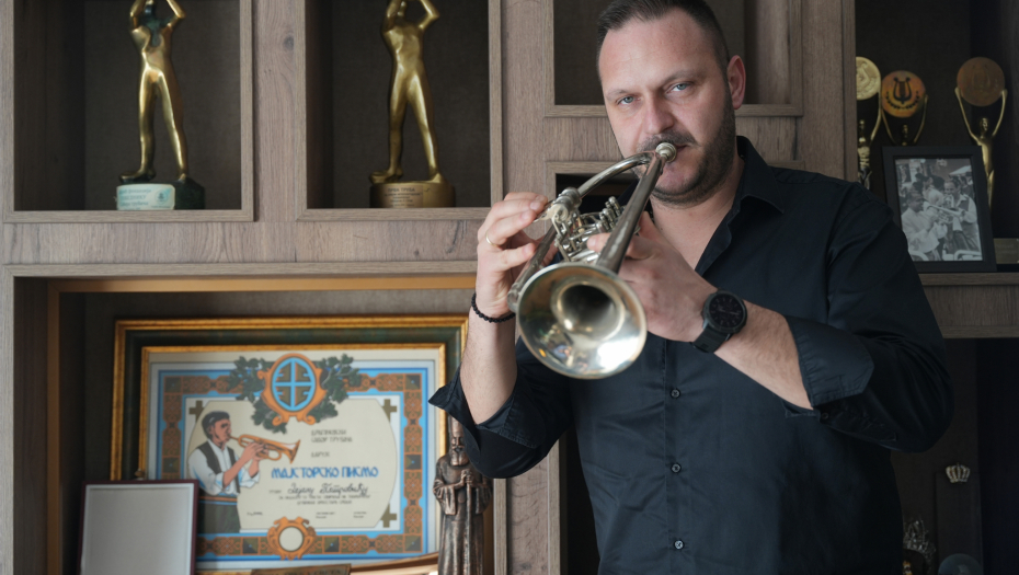 DEJAN PETROVIĆ NAS UGOSTIO U SVOM DOMU U UŽICU: Muzika je moja politika