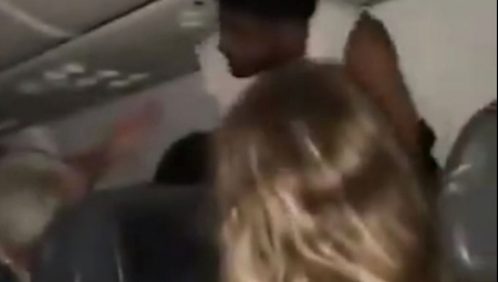 DRAMA U AVIONU, PUTNICI ODMAH REAGOVALI Muškarac (28) skakao po sedištima, pa nasrnuo na stjuardesu (VIDEO)