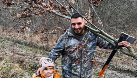 DARKO LAZIĆ POSEKAO BADNJAK Pevač kao pravi domaćin, sin Aleksej ga prati u stopu!