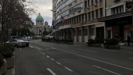 NA BADNJI DAN BEOGRADSKE ULICE PUSTE Ovog prepodneva skoro da nema ni vozila, ni prolaznika (FOTO)