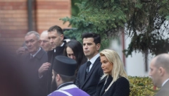 SAHRANJENA MAJKA LENE KOVAČEVIĆ Pevačica nema od tuge, na vencu bolne reči!