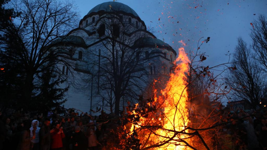 NAVEČE BADNJEG DANA Održano tradicionalno paljenje Badnjaka ispred Hrama Svetog Save u Beogradu (FOTO/VIDEO)