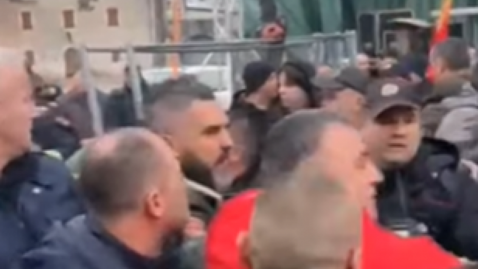 "VIŠE PATRIJARHA NEGO VERNIKA" Patrijarh 1 naložio badnjake pre patrijarha 2 i nastao haos na Cetinju (VIDEO)