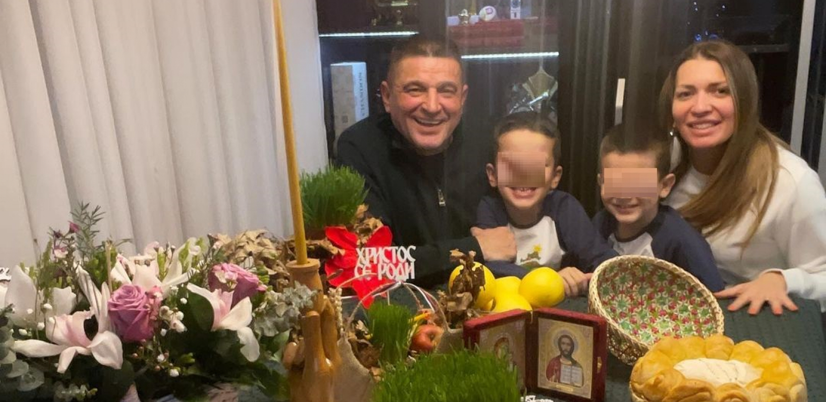 POGLEDAJTE KAKO JE BAJA MALI KNINDŽA DOČEKAO BOŽIĆ Pevač sa najmilijima za najradosniji praznik (FOTO)