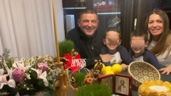 POGLEDAJTE KAKO JE BAJA MALI KNINDŽA DOČEKAO BOŽIĆ Pevač sa najmilijima za najradosniji praznik (FOTO)