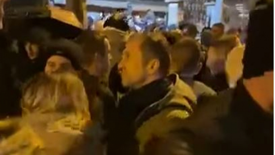 SRBI DIGLI PARIZ NA NOGE! Trešte trube, Srpkinje nabile šajkače, pa se uhvatile u kolo! Francuzi ih opkolili i ne veruju šta se dešava (VIDEO)