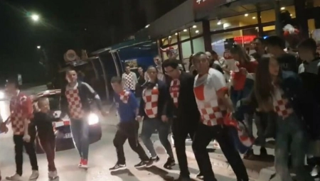 OGRNUTI ŠAHOVNICAMA IGRAJU SRPSKO KOLO Užičko se vije, ljudi ne veruju šta vide (VIDEO)