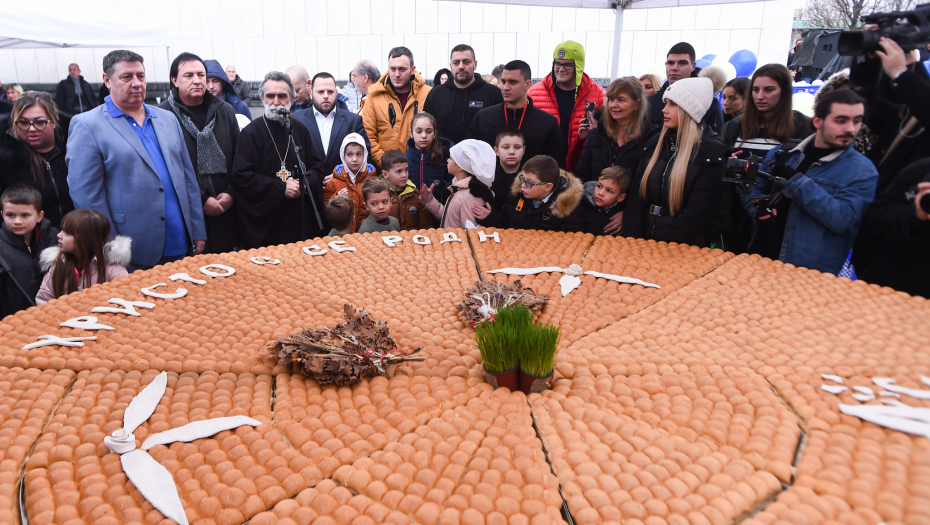 33 ZLATNIKA U ČESNICI Više hiljada vernika na tradicionalnom lomljenju ispred Hrama Svetog Save (FOTO)