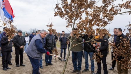 Gradonačelnik Bakić prisustvovao tradicionalnom paljenju badnjaka na subotičkom centralnom gradskom trgu (FOTO)