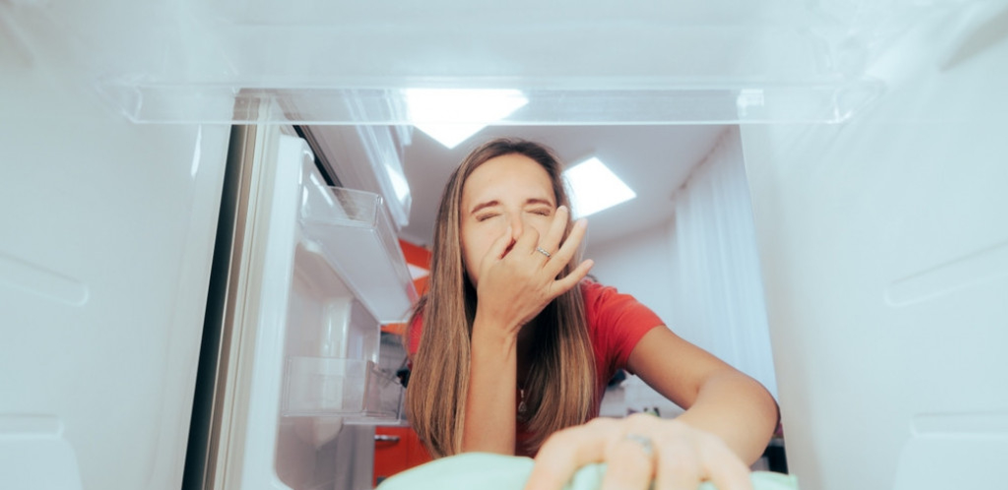 JEFTIN PROIZVOD BRIŠE SVE MRLJE U FRIŽIDERU Samo nanesite par kapi na krpu i gledajte kako blista