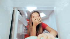 JEFTIN PROIZVOD BRIŠE SVE MRLJE U FRIŽIDERU Samo nanesite par kapi na krpu i gledajte kako blista